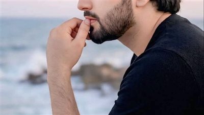 ربّت طفلين يتيمين في صمت… وبعد 22 عامًا وقفت عاجزة أمام ما فعلاه