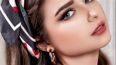 فتاة في الثامنة عشر من عمرها 